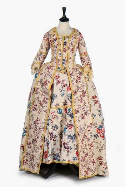Lot 34 - A printed cotton 'Indienne' robe à la Franaise,...