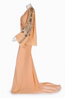 Lot 70 - A pink crêpe romaine evening ensemble,...