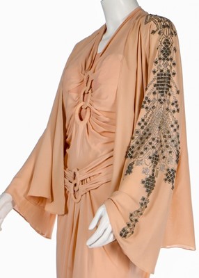 Lot 70 - A pink crêpe romaine evening ensemble,...