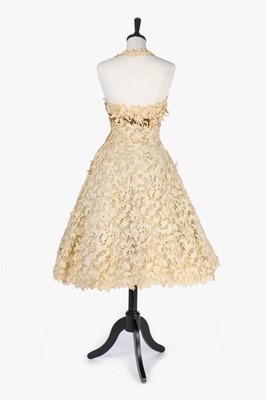 Lot 77 - A Balenciaga couture ivory guipure cocktail...