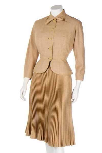 Lot 82 - A Pierre Balmain couture oatmeal linen suit,...