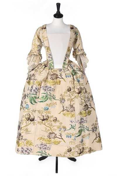 Lot 69 - A Spitalfields brocaded silk robe à l'Anglaise,...