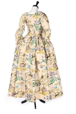 Lot 69 - A Spitalfields brocaded silk robe à l'Anglaise,...