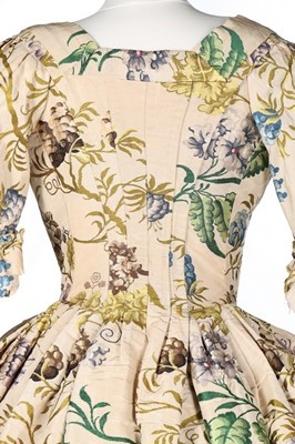 Lot 69 - A Spitalfields brocaded silk robe à l'Anglaise,...
