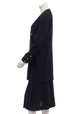 Lot 28 - A Chanel navy moss crêpe suit, 1980s
