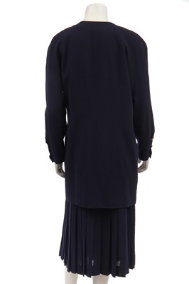 Lot 28 - A Chanel navy moss crêpe suit, 1980s