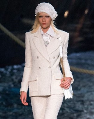 Lot 8 - A Chanel white tufted bouclé tweed double-breasted jacket, Cruise 2019