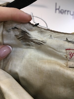 Lot 708 - A George Henry Lee & Co. brown raw silk day ensemble, circa 1914