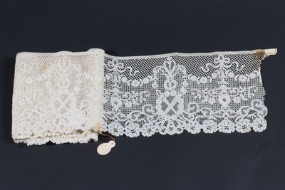 Lot 387 - A length of Brussels Duchesse bobbin lace,...
