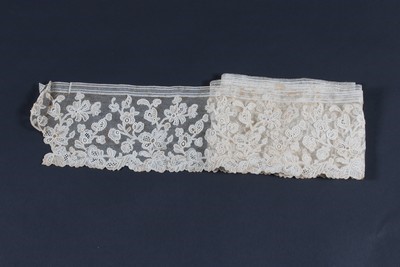 Lot 388 - A good flounce of Point d'Alencon needlepoint...