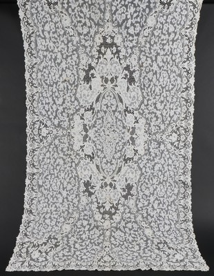 Lot 391 - A Burano needlepoint and bobbin lace...