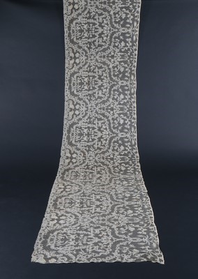 Lot 402 - A deep flounce of ivory blonde bobbin lace,...
