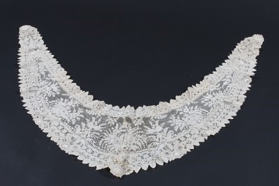 Lot 379 - A Brussels point de gaze collar, circa 1860-80,...