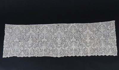 Lot 411 - A group of tapelace and bobbin tapelace...