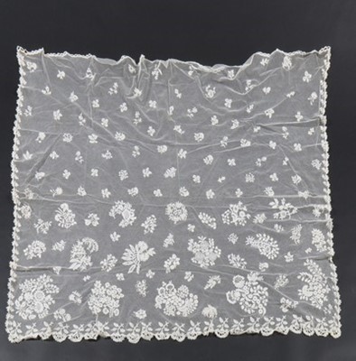 Lot 412 - A Honiton appliqué veil/apron, circa 1840, the...