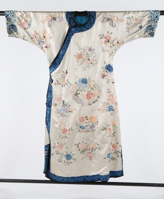 Lot 491 - An embroidered lady's informal robe, chang-fu,...