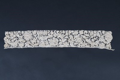 Lot 422 - A good group of Italian needlepoint lace, 17th...