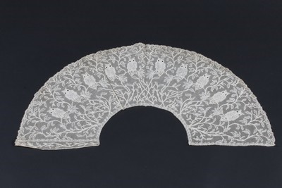 Lot 382 - A fine Mechlin fan leaf worked with owl...
