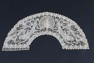 Lot 383 - A fine Brussels mixed lace fan leaf worked...